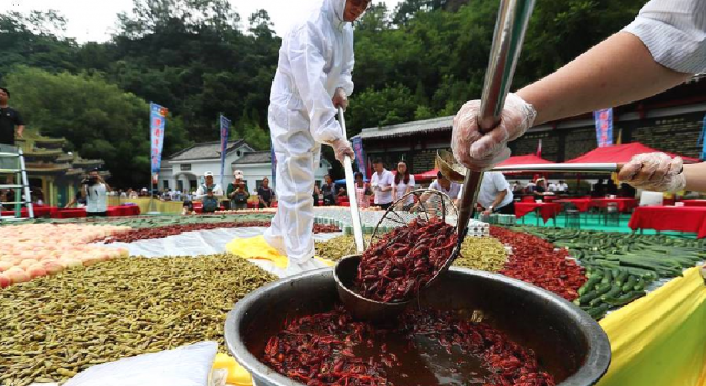 2吨重龙虾拼盘 2000斤水果加啤酒,总重达2吨!分食一空!