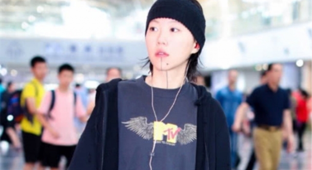 窦靖童复古着装现身机场,手拿鸡蛋粽子超接地气