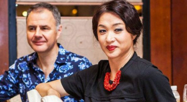 金星和汉斯复婚首次回国,女人味又回到了金星身上