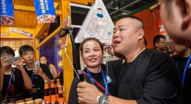 岳云鹏携妻子现身杭州 小岳岳牵手自己妻子幸福洋溢