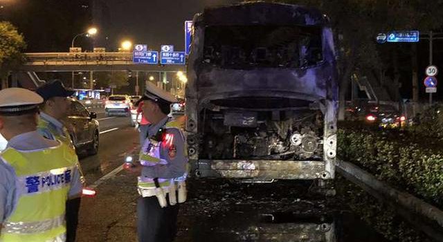 北京机场大巴起火 消防迅速救火 幸无人员被困伤亡