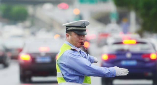 交警上班吃早饭怎么回事?举报者遭广大网友回怼
