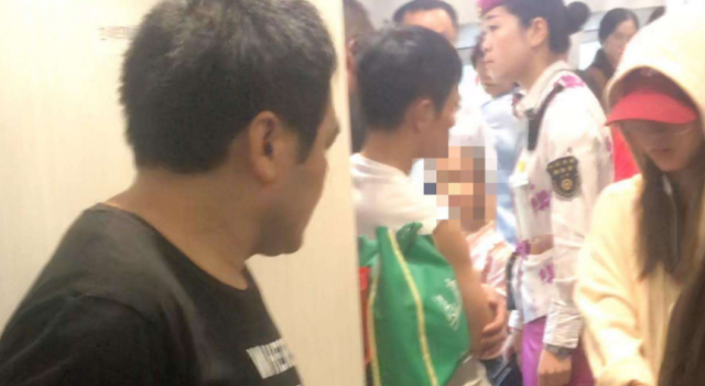 高铁抱女孩被制止 强行抱小孩这事家长也得负责任!