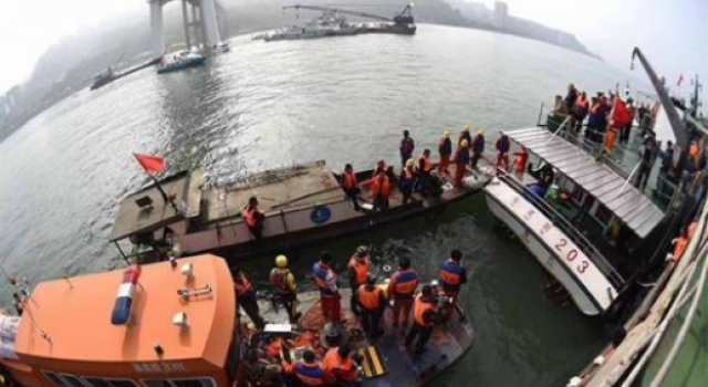 坠江公交15人失联是真的吗?失联人员家属怎么样了?