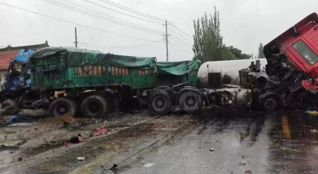 天津滨海两车相撞 又是大型泥罐车?6死6伤谁来负责?
