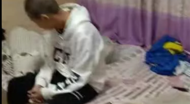 被老师剃光头后跳楼 到底是谁推着孩子走向深渊?