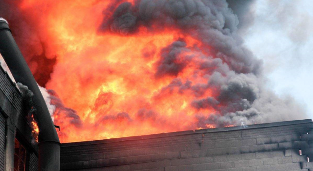 快递员救五人 三进火海救人 这个快递员火了!
