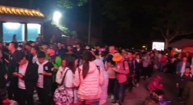 万人夜爬华山10小时观日出 五一出行堵字当头