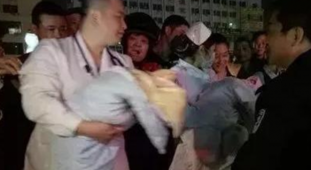 臭水沟发现弃婴 身上全是苍蝇和蛆卵 为人母如此残忍