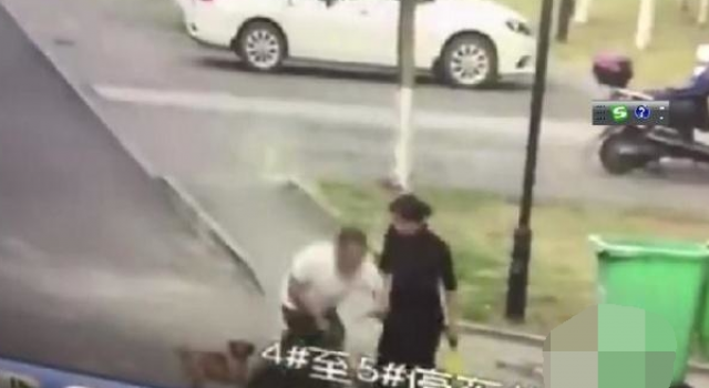 男子为护狗反被咬 缝了30多针 别拿狗绳当摆设
