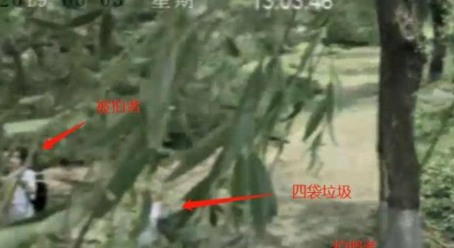 奇葩操作 运垃圾进公园摆拍 垃圾堆里的你 太丑!