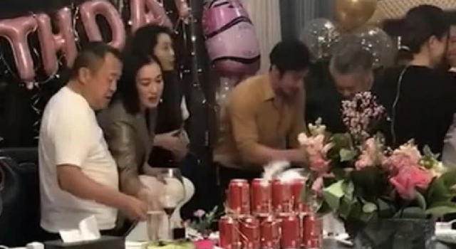 吴秀波曾志伟同框出席生日派对豪饮 疑似出轨风波已过