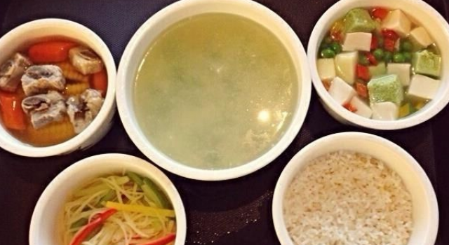 月子中心饭菜蛆虫惊现 哪个地方的?店长怎么回应的?