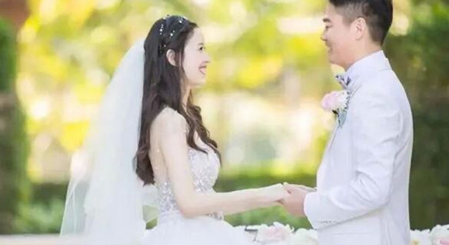 刘强东章泽天甜蜜合体 抹茶妹妹很机智 夫妻同行展笑颜