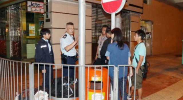 内地游客香港被抢 抢走了什么?游客情况如何?