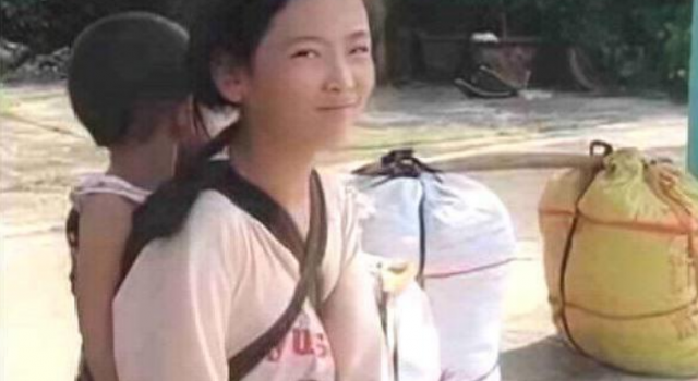最美笑脸女孩背妹妹站票回乡 领着50斤的行李 感动网友