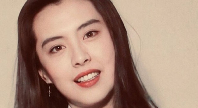 王祖贤诵唱经文 红裙掩不住发福身材 美人终究会迟暮