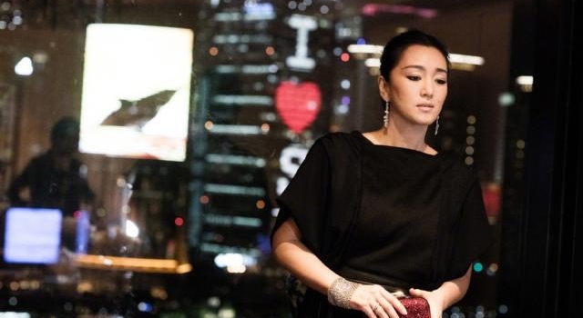 巩俐与惊奇队长合影 一同出席品牌活动 惊奇偷瞄巩皇