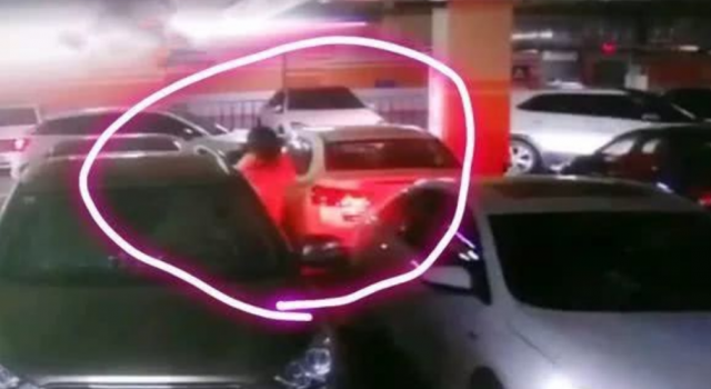 强拖女子上车3蒙面男被刑拘 网友:等一个真相