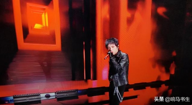 华晨宇双十一狂欢夜演绎《斗牛》,红与蓝的博弈,火与水的交织