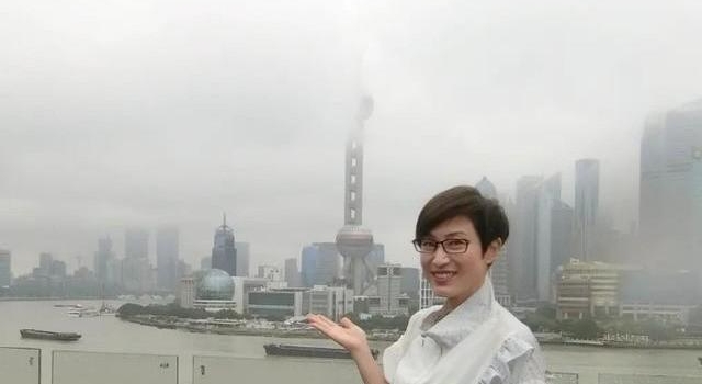 54岁陈法蓉真年轻,穿白上衣配牛仔裤时尚潮流,看着不像奶奶辈