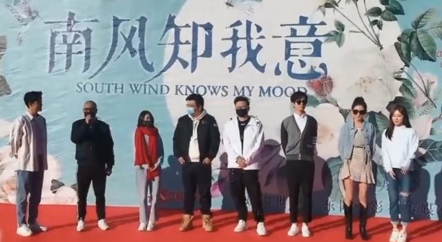 成毅新剧开机,再演现代剧装扮显土气,瘦弱窄肩撑不起衬衫大衣