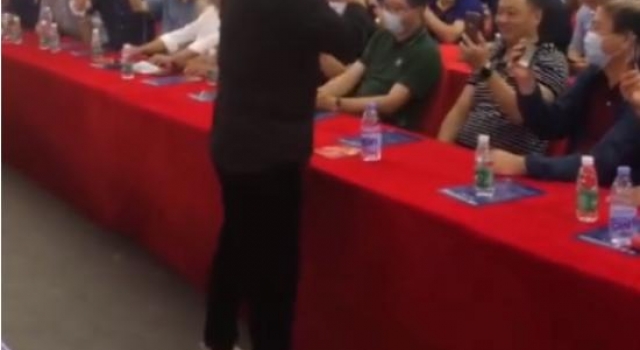 57岁谢东商演显落魄,走穴不挑活场地简陋,被指一首歌唱一辈子