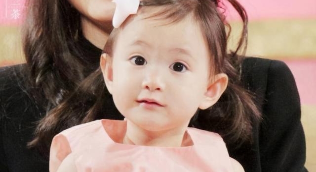 奥莉“整容式”成长太惊人,但看了吴尊女儿才知道啥叫女大十八变