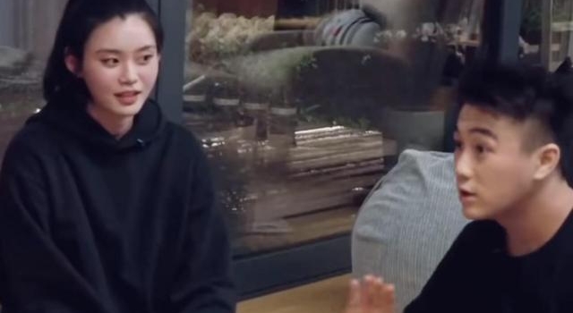 何超盈空降粉丝群,晒女儿近照心疼孩子生病,曝何猷君何超莲近况