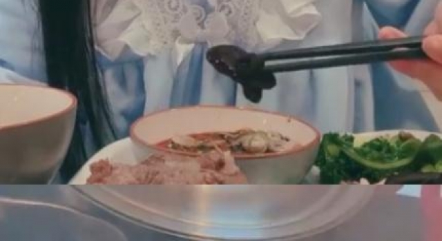 本想忍住的…“咸素媛,婴儿争议后穿着睡衣吃夜宵”。