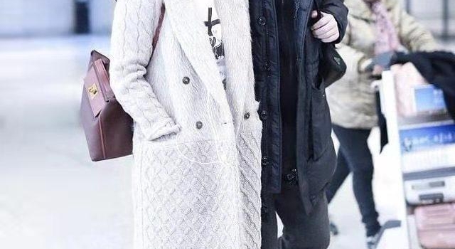 蒋勤勤夫妇机场秀恩爱,灰色羊毛大衣配紧身裤,酒红色短发美腻了