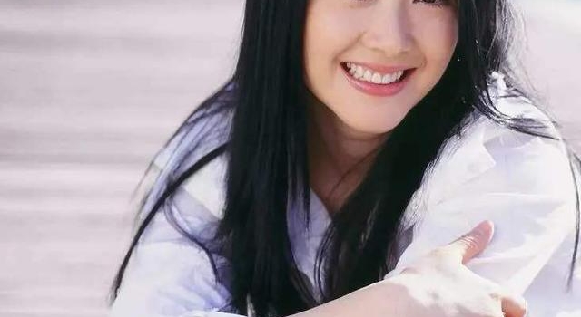 左小青变整容脸,央视节目避谈豪门婚姻,与画家爸爸互动令人羡慕