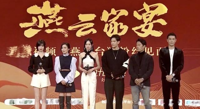 45岁佘诗曼强抱大3岁谭凯,太霸气将对方弄懵?网友直呼快结婚