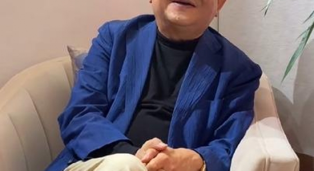 王刚回应误砸2亿珍宝传闻,自称没砸错,就算是真品也只值15万