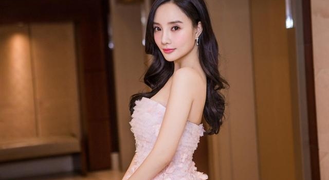 李小璐再发新曲!水中穿性感V裙露纤细四肢,唱深情歌疑告别过去