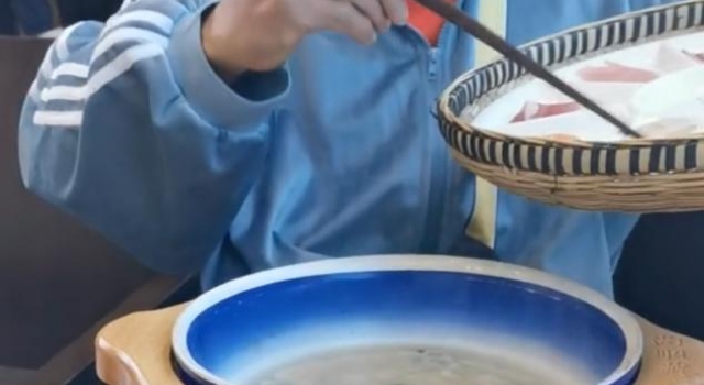 60岁何家劲晒近照,穿着朴素面容黝黑,手指粗糙称做很多苦活?