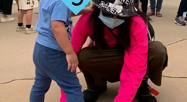 张柏芝陪2岁小儿子玩游乐场,孩子的肤色和谢霆锋几乎一样