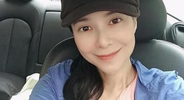 48岁郭羡妮开豪车素颜出镜,干等三小时接娃,与老公两年未同框