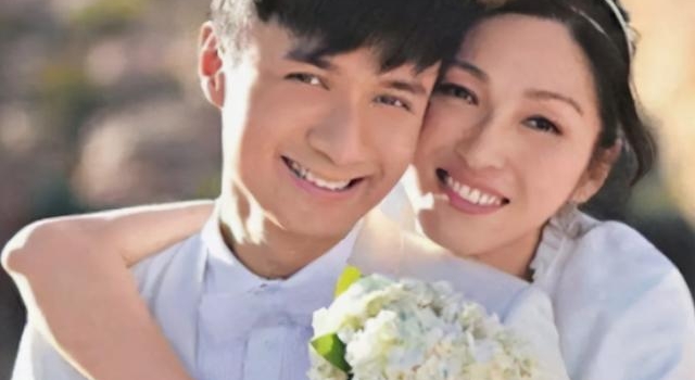 古巨基大方晒全家福,52岁妻子产后似"奶奶",网友:不敢生了