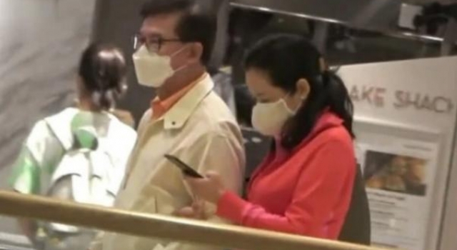62岁朱玲玲陪老公逛街,嫁百亿富豪后,送儿媳郭晶晶30万手表