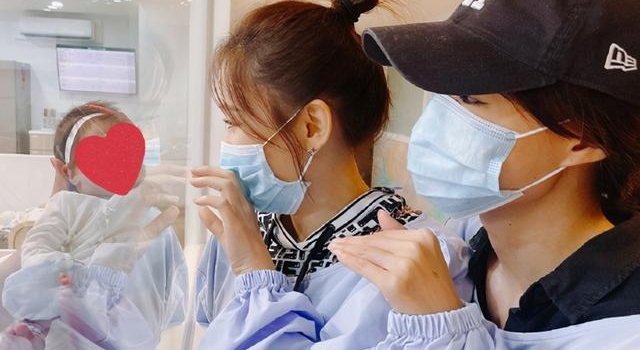 陈乔恩探望安以轩坐月子,娃宝颜值比妈妈还高!侧面澄清怀孕传闻