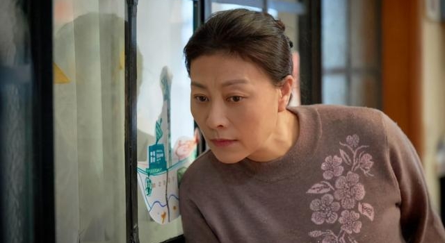 经历了离婚、患癌,为女儿至今未婚,58岁岳红:我终究是愧对她