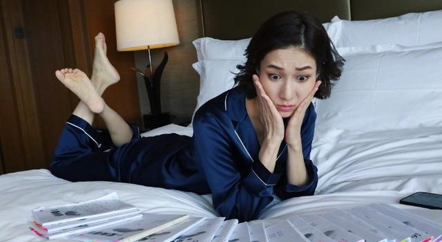 36岁钟嘉欣在家真放得开,罕见背心健美裤蹦床,女团身材太惊艳