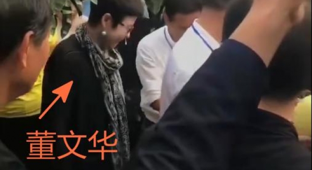 58岁董文华现身乡间摘柚子,素颜被指认不出,随行十几人排场大