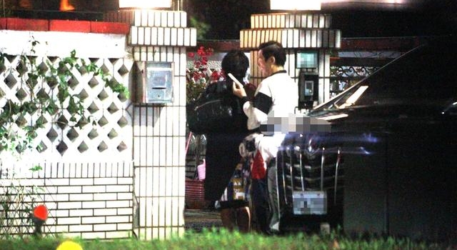 直击向华强夫妇拜访亲家