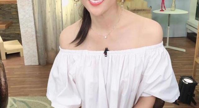 47岁女演员拍戏脸上抹满猪粪泥巴,那些不敬业的明星羞愧吗?