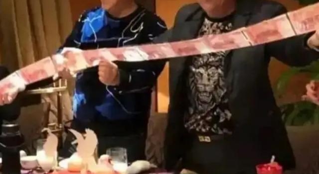 侯耀华:"强占"亡弟遗产,71岁收用假名字的女徒弟,还送假包