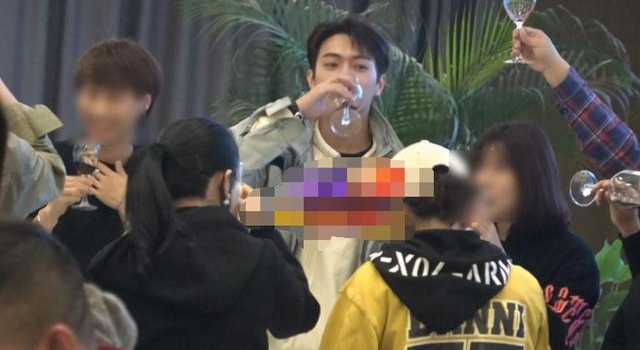 又出洋相!许凯酩酊大醉瘫软在地,曾因醉酒疑遭前女友逼迫下跪