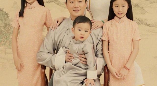 佟大为关悦一家五口全家福,小儿子帅气出镜,却被说重男轻女?