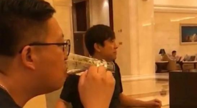 52岁解晓东罕露面,谈生意变商界大佬,帅气不减气质却变太多?